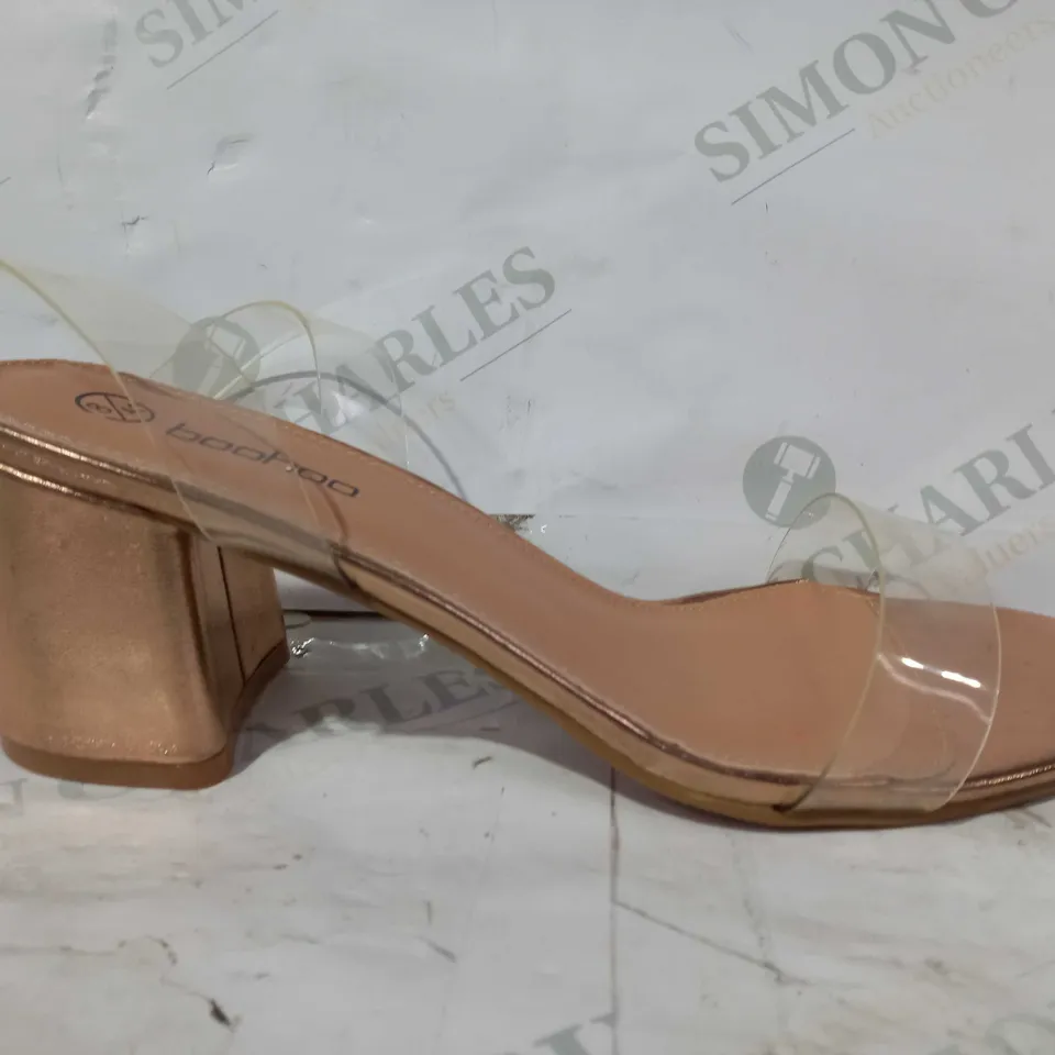 BOXED PAIR OF BOOHOO OPEN TOE LOW BLOCK HEEL SANDALS IN ROSE GOLD COLOUR W. CLEAR STRAPS EU SIZE 41