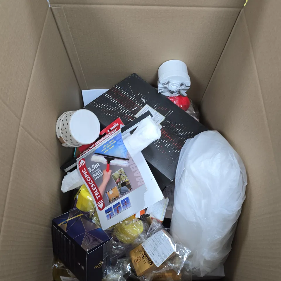 APPROXIMATELY 15 ASSORTED HOUSEHOLD ITEMS TO INCLUDE SCENTED DEHUMIDIFIERS, TELESCOPIC WINDOW CLEANER AND SQUEEGEE AND A SCENTED CANDLE