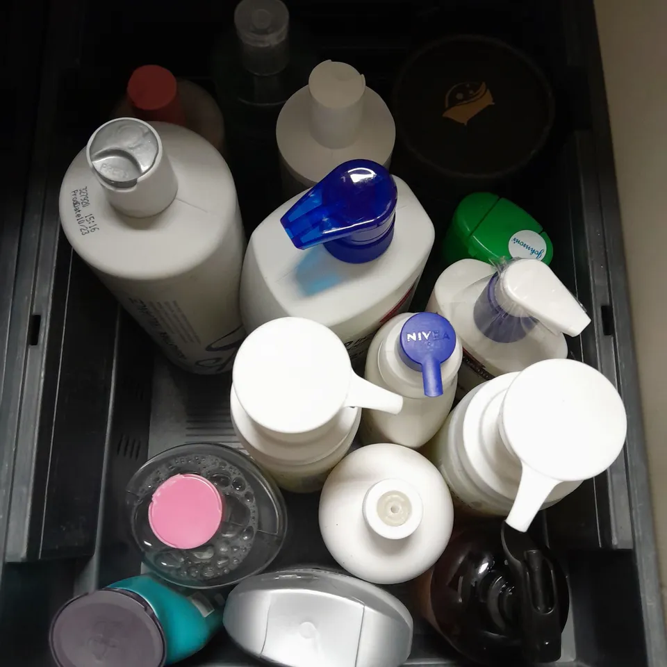 APPROXIMATELY 20 ASSORTED HEALTH & BEAUTY PRODUCTS TO INCLUDE HERBAL ESSENCES SHAMPOO, JOHNSON'S KIDS SHAMPOO AND L'OREAL ELVIVE HEAT SPRAY