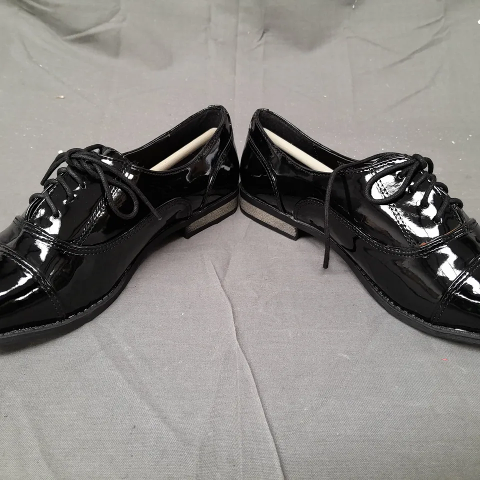 BOX OF APPROXIMATELY 10 PAIRS OF DESIGNER LACE UP SHOES IN GLOSSY BLACK - VARIOUS SIZES