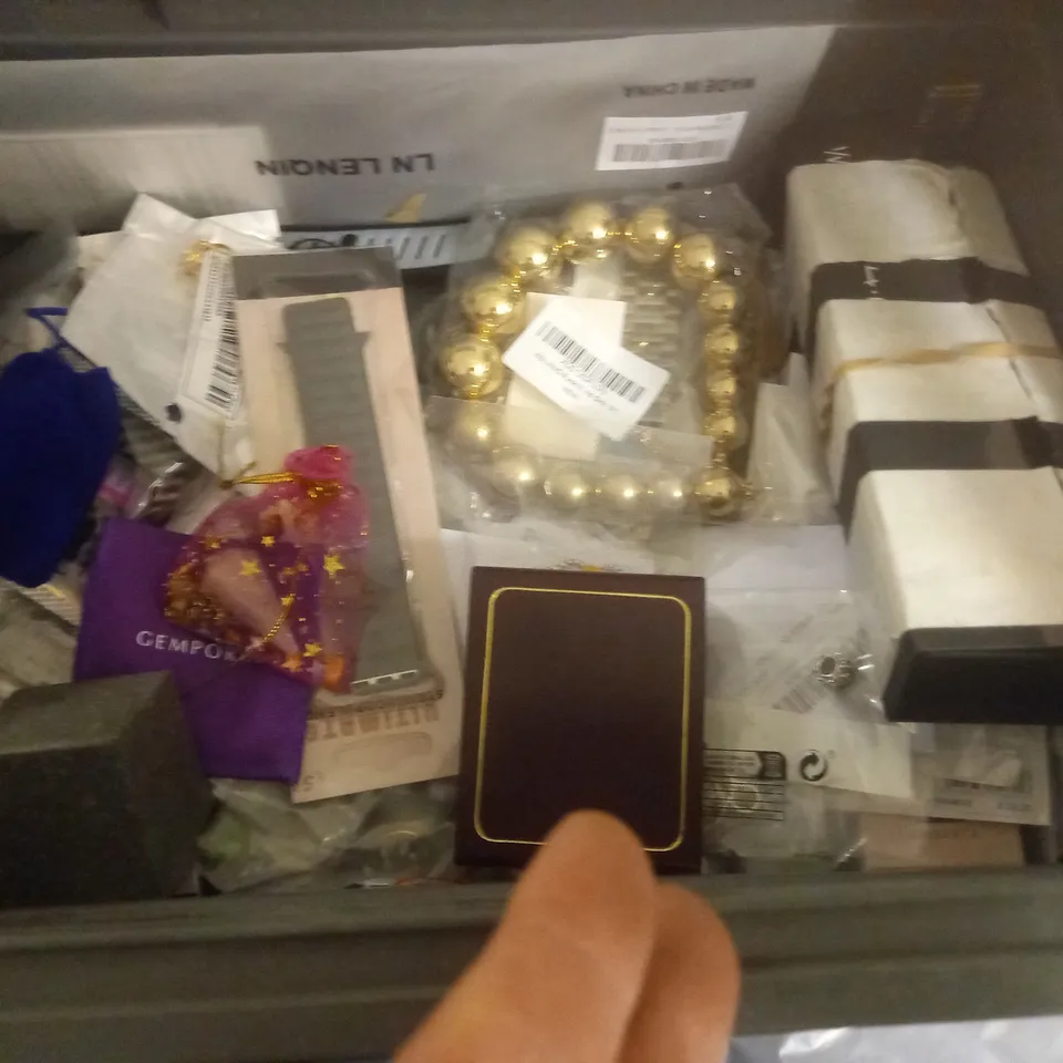 LOT OF ASSORTED JEWELLERY AND WATCH ITEMS TO INCLUDE RINGS, NECKLACES AND BRACELETS