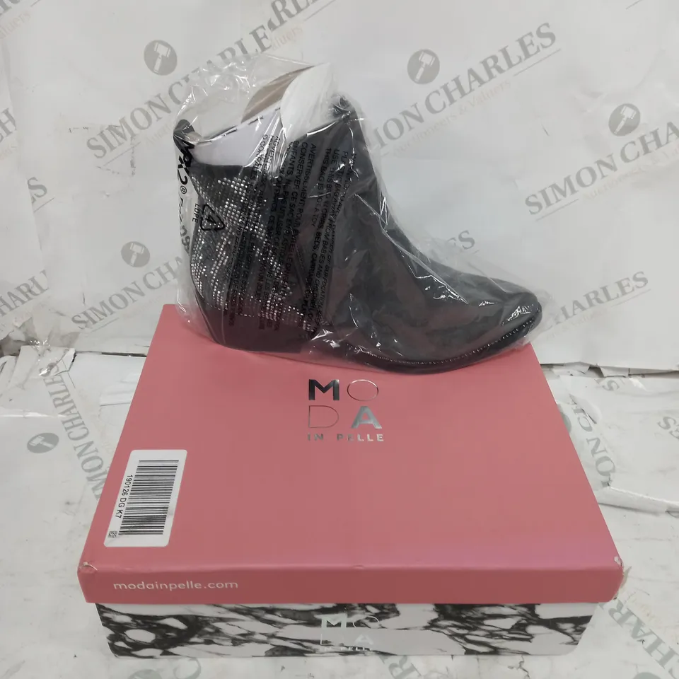 BOXED MODA IN PELLE KATREENA ANKLE BOOT IN DARK GREY - SIZE 7