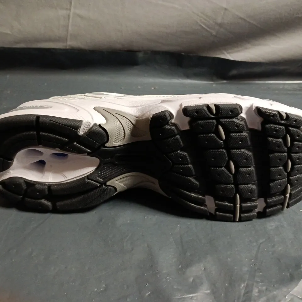 PAIR OF NEW BALANCE RUNNING TRAINERS – SIZE UNSPECIFIED