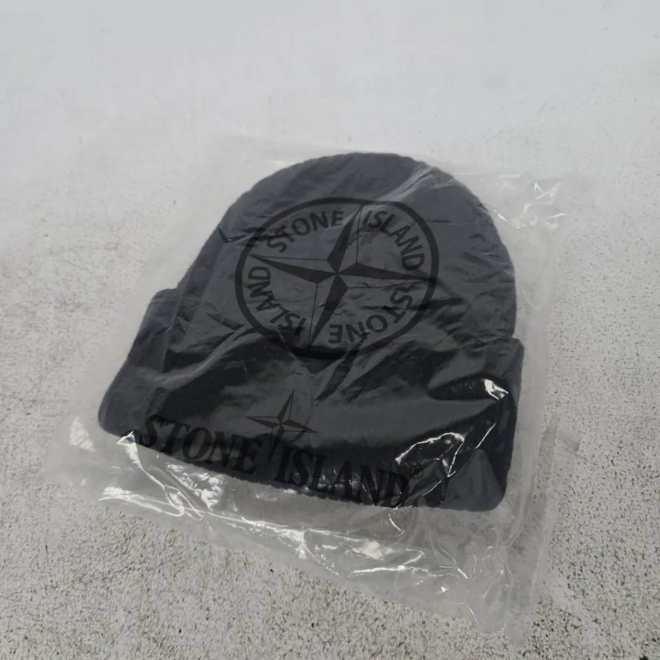 STONE ISLAND BLACK BEANIE HAT