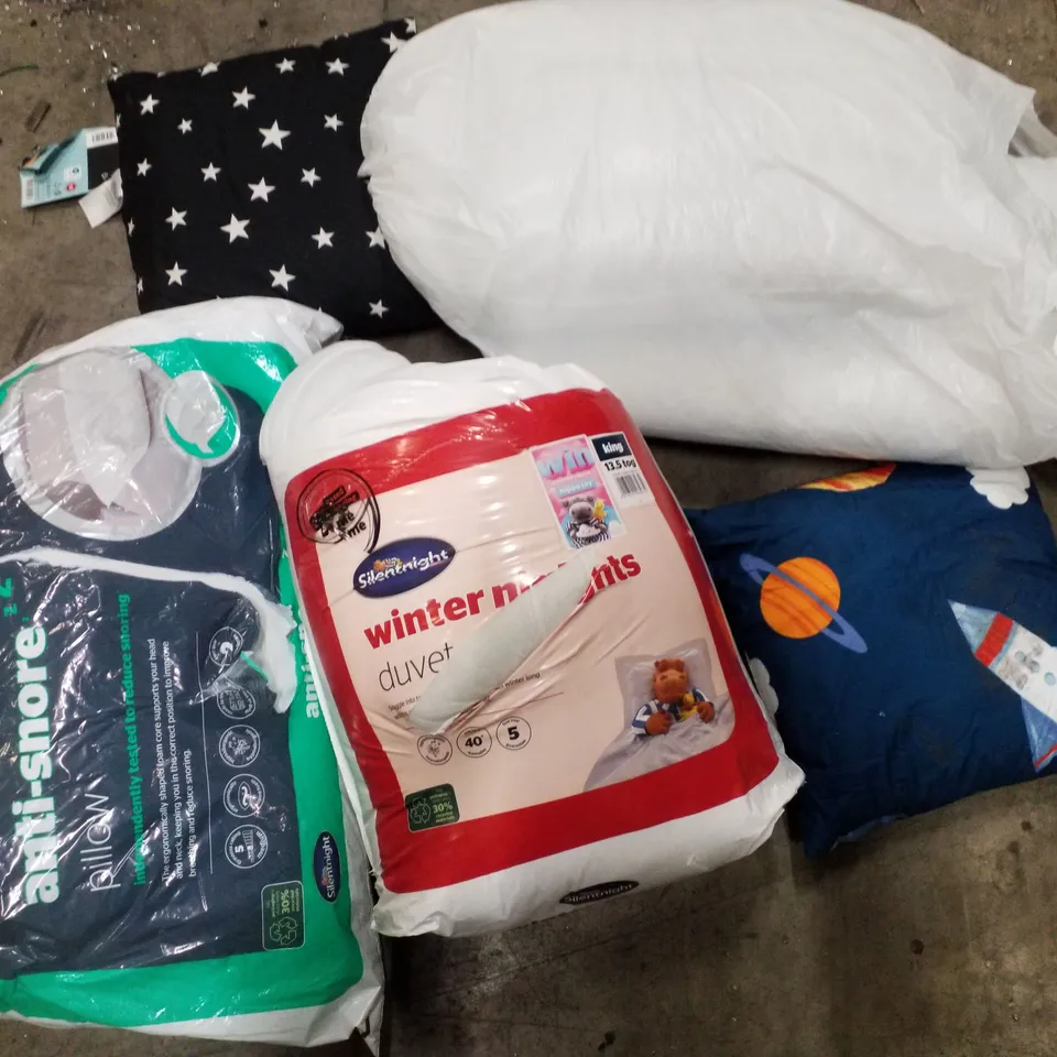 PALLET CONTAINING ASSORTED PILLOWS, CUSHIONS & BEDDING 