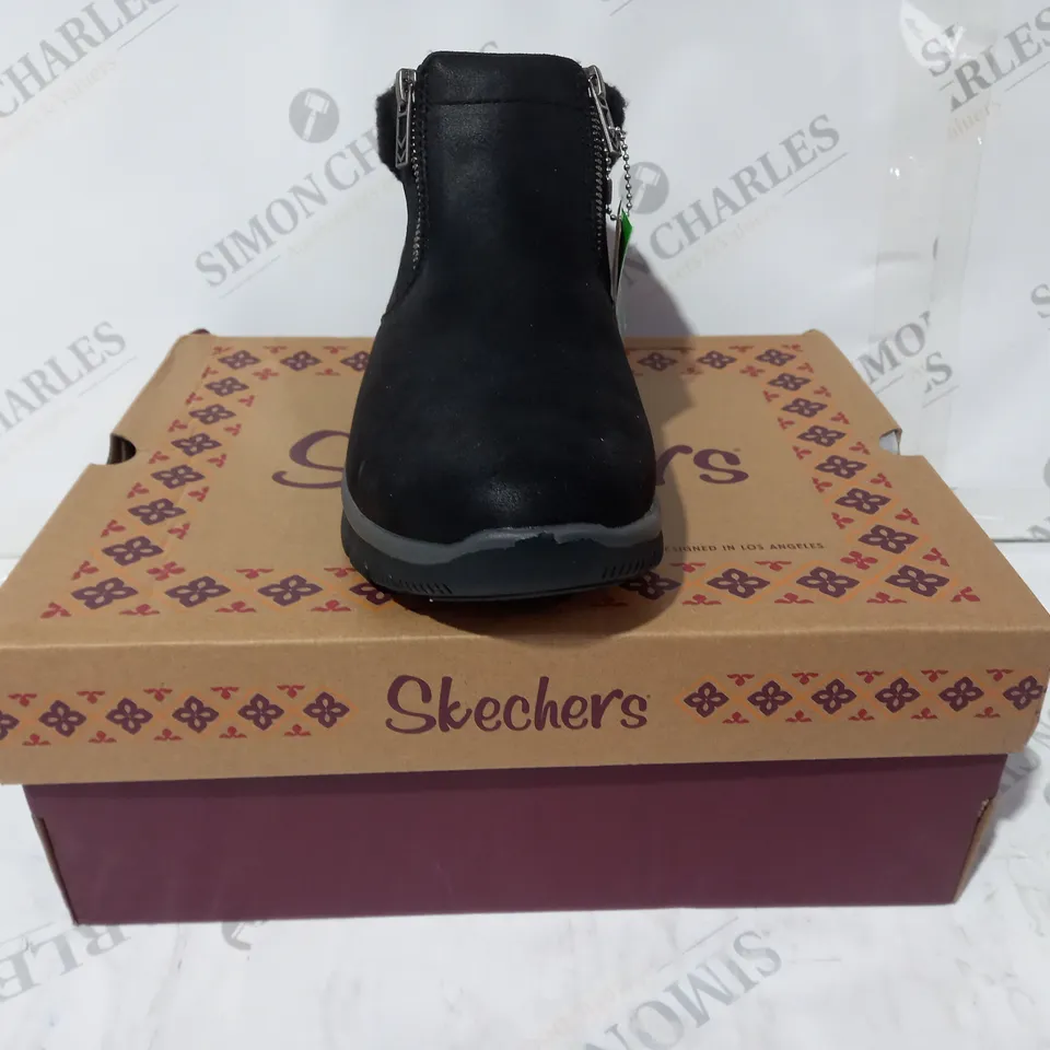 BOXED PAIR OF SKECHERS SHOES IN BLACK UK SIZE 6.5