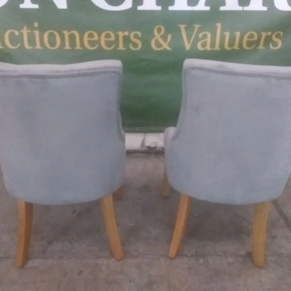 SET OF 2 DESIGNER DUKE LIGHT GREY FABRIC BUTTON BACK DINING CHAIR (OAK LEG)