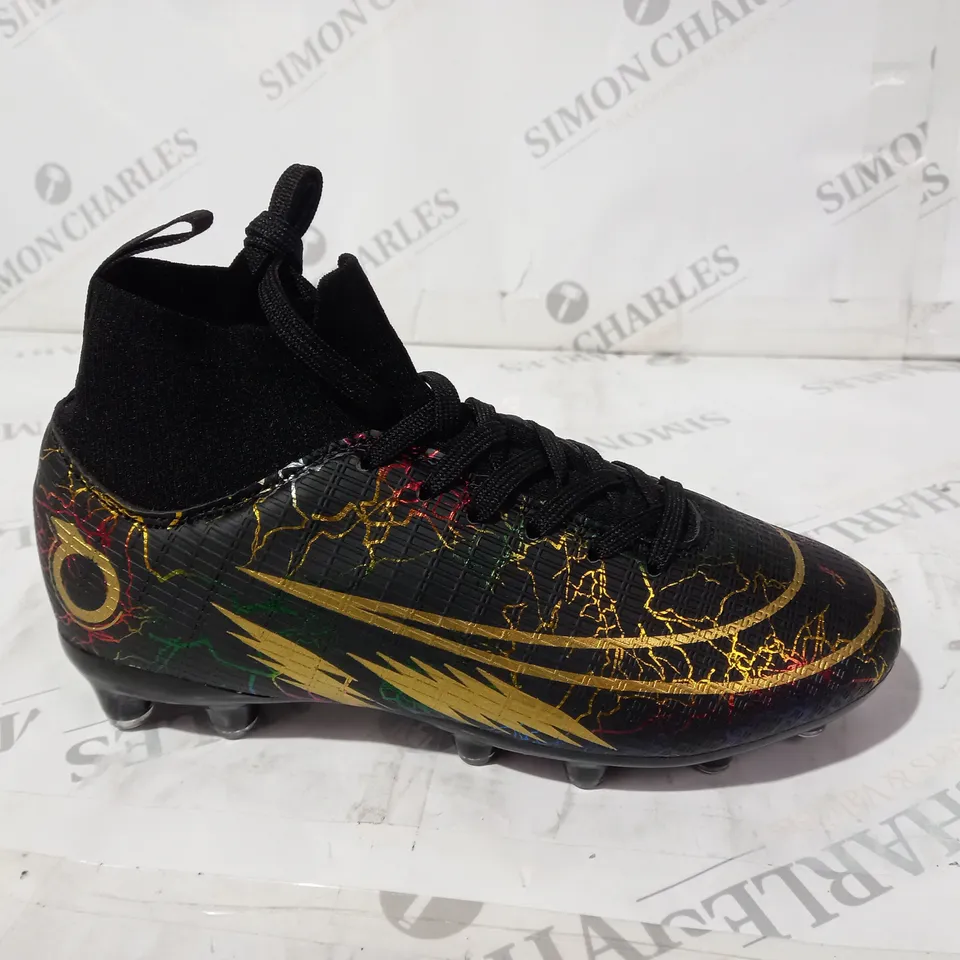 BLACK AND METALLIC FOOTBALL SHOES SIZE 35