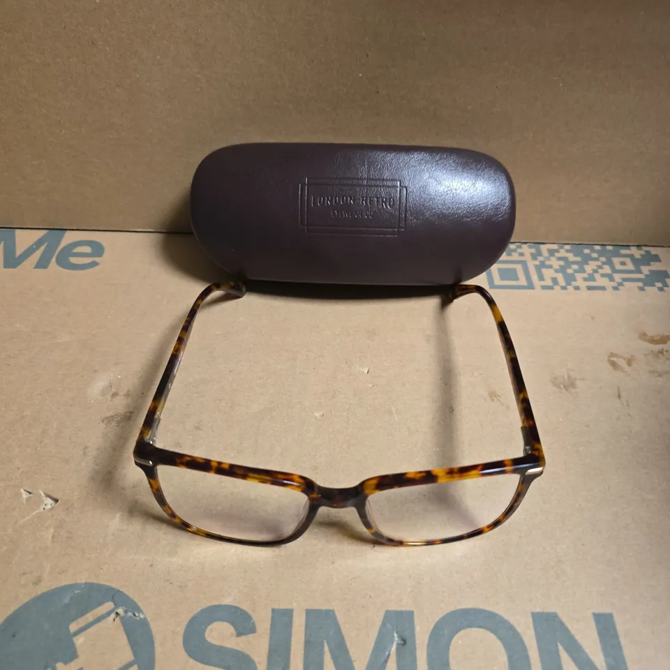 LONDON RETRO TORTOISESHELL GLASSES WITH CASE