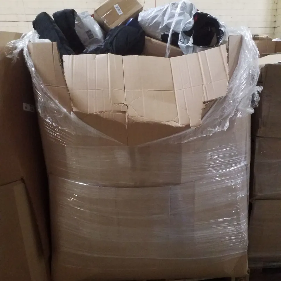 PALLET CONTAINING ASSORTED PILLOWS & CUSHIONS