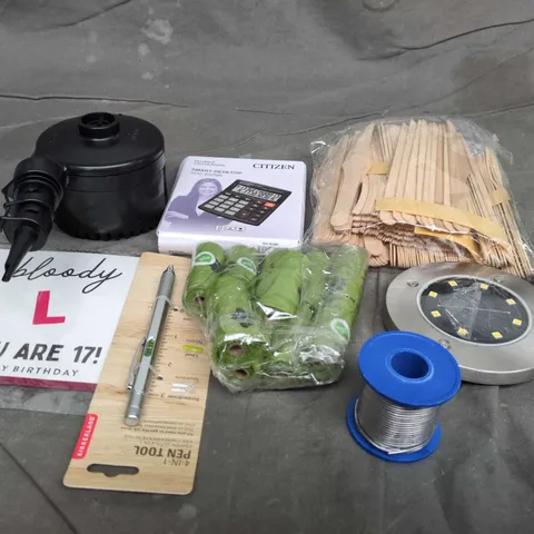 BOX OF APPROX 15 ASSORTED HOUSEHOLD ITEMS TO INCLUDE – CITIZEN CALCULATOR , WOODEN CUTLERY, LED LIGHT MODULE