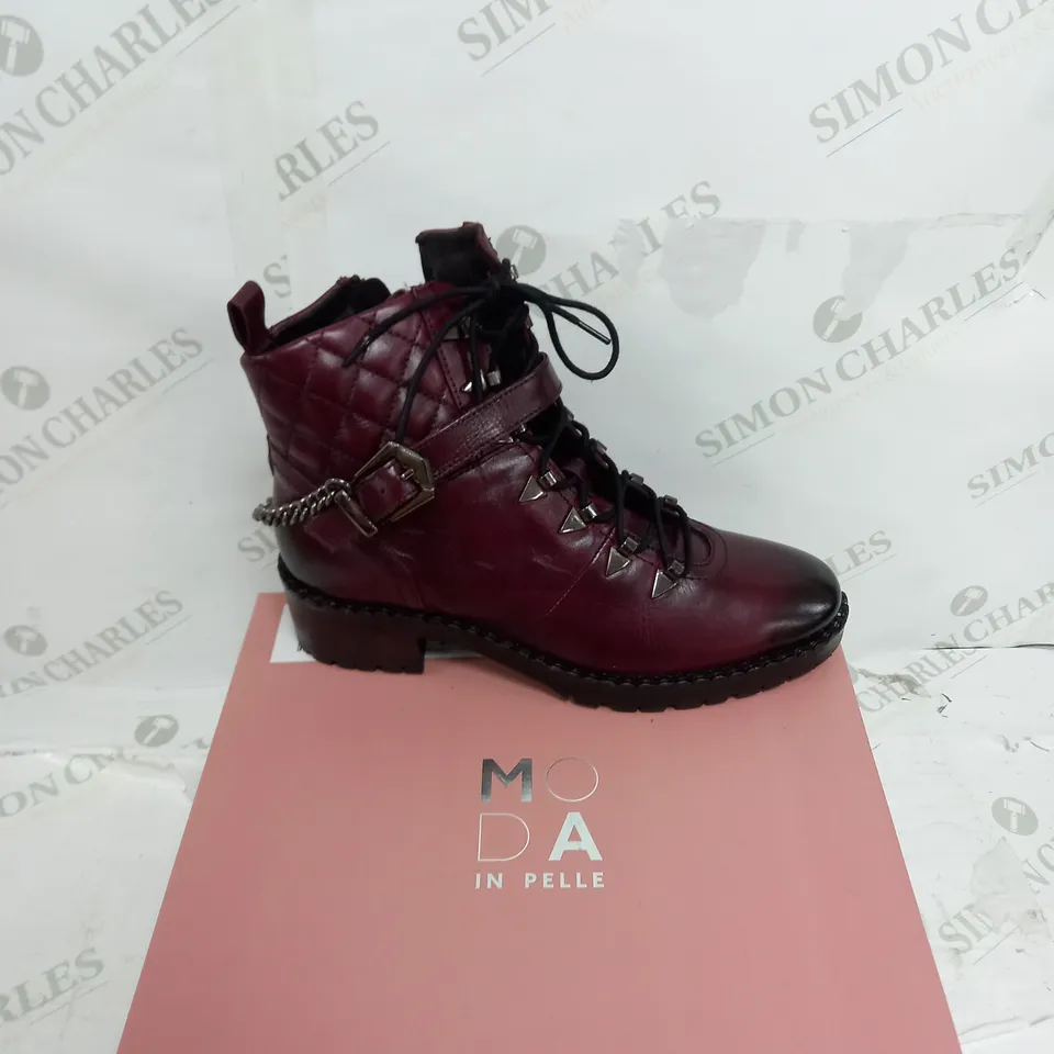 BOXED MODA IN PELLE ARANIE BURGUNDY LEATHER QUILTED CHAIN LACED HIKER BOOT SIZE 6