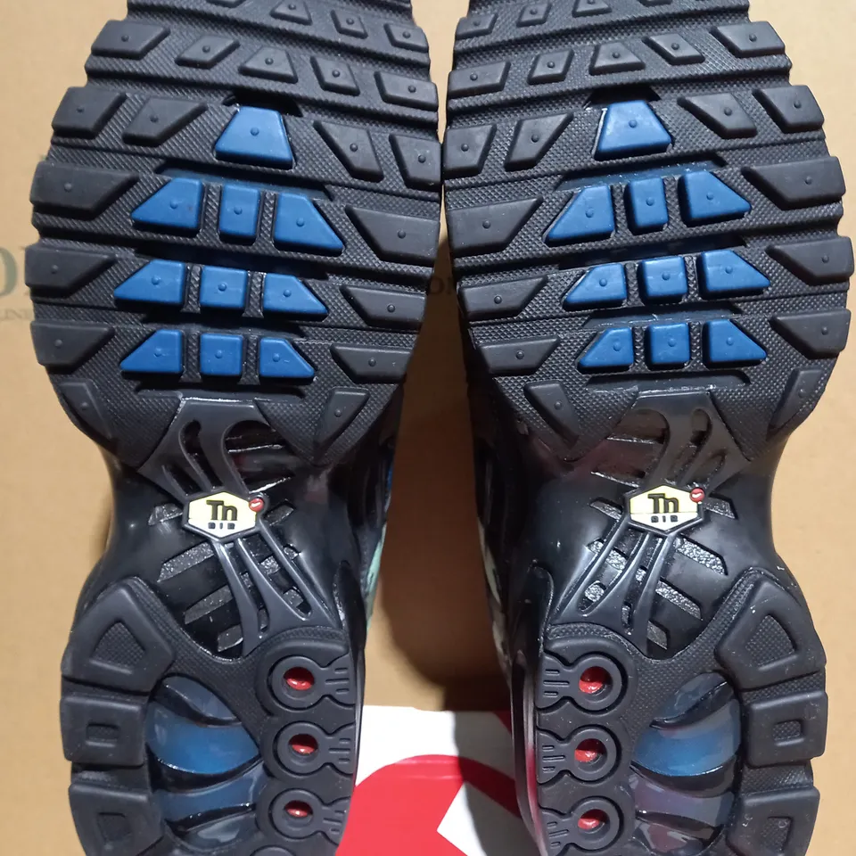 NIKE AIR MAX PLUS CZ7553-001 TRAINERS - SIZE 7.5