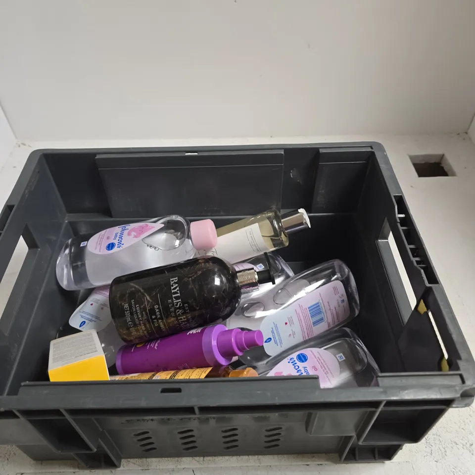 TOTE OF APPROXIMATELY 10 ASSORTED BEAUTY ITEMS INCLUDING SHEGLAM 2-IN-1 BROW PENCIL, GIVE ME HEAT DEFENCE SPRAY AND L'OREAL PARIS ELVIVE SHAMPOO