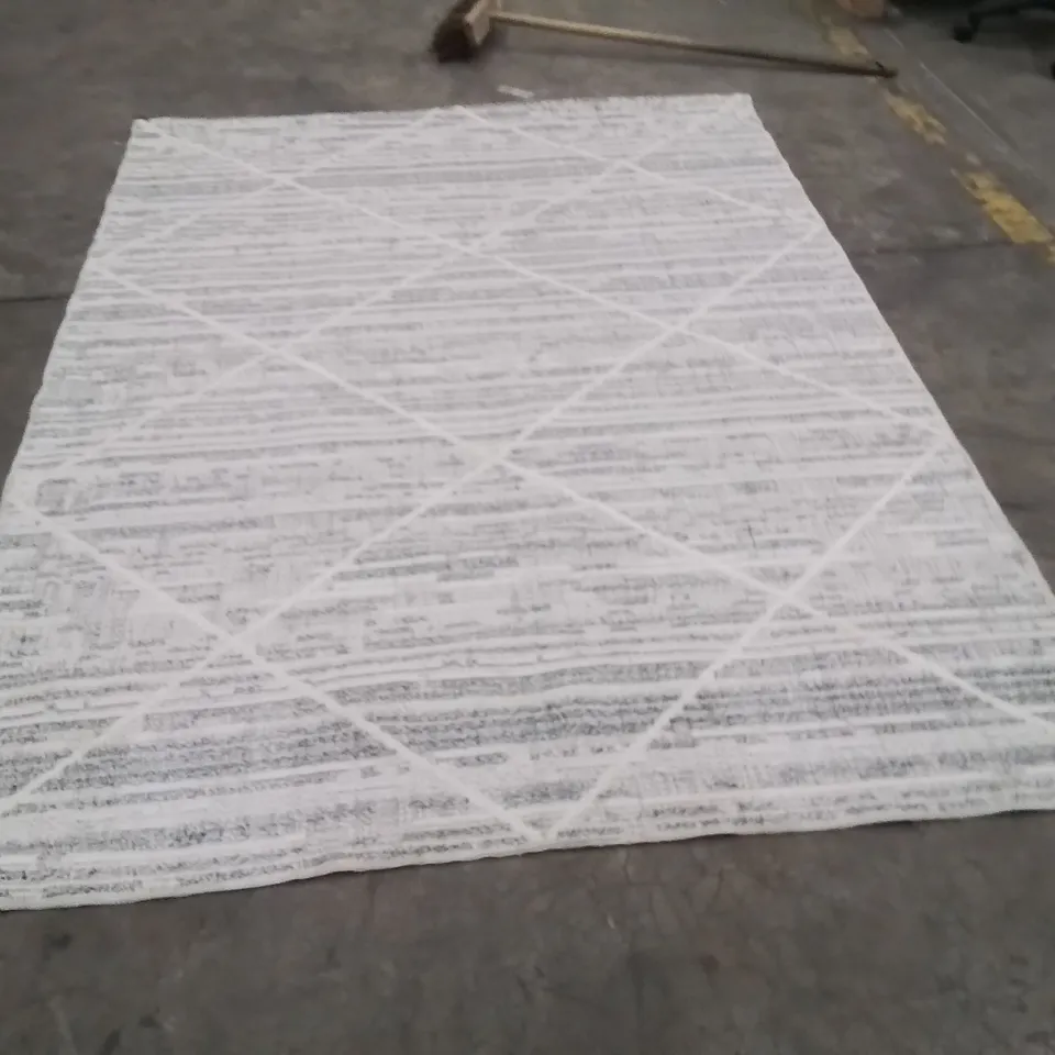 QUALITY DESIGNER AREA RUG - APPROXIMATELY 240X160CM