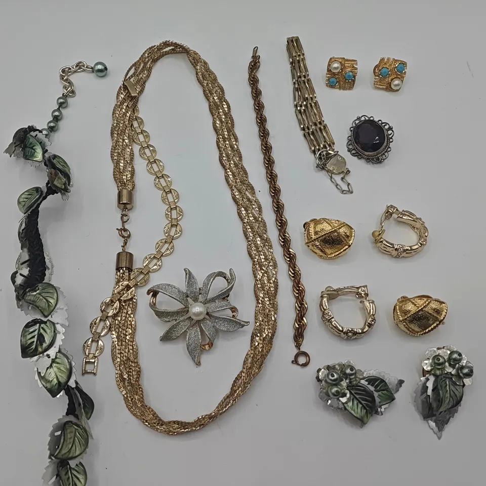 LOT OF 10 ASSORTED JEWELLERY ITEMS TO INCLUDE BROACHES,NECKLACE AND BRACELET 