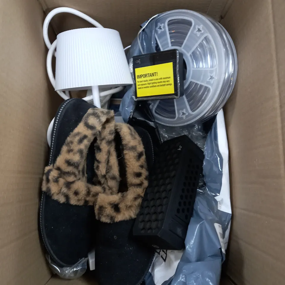 BOX OF APPROXIMATELY 10 ASSORTED ITEMS TO INCLUDE KS SPEAKER, SKETCHER SLIPPERS NIGHT LAMP ETC