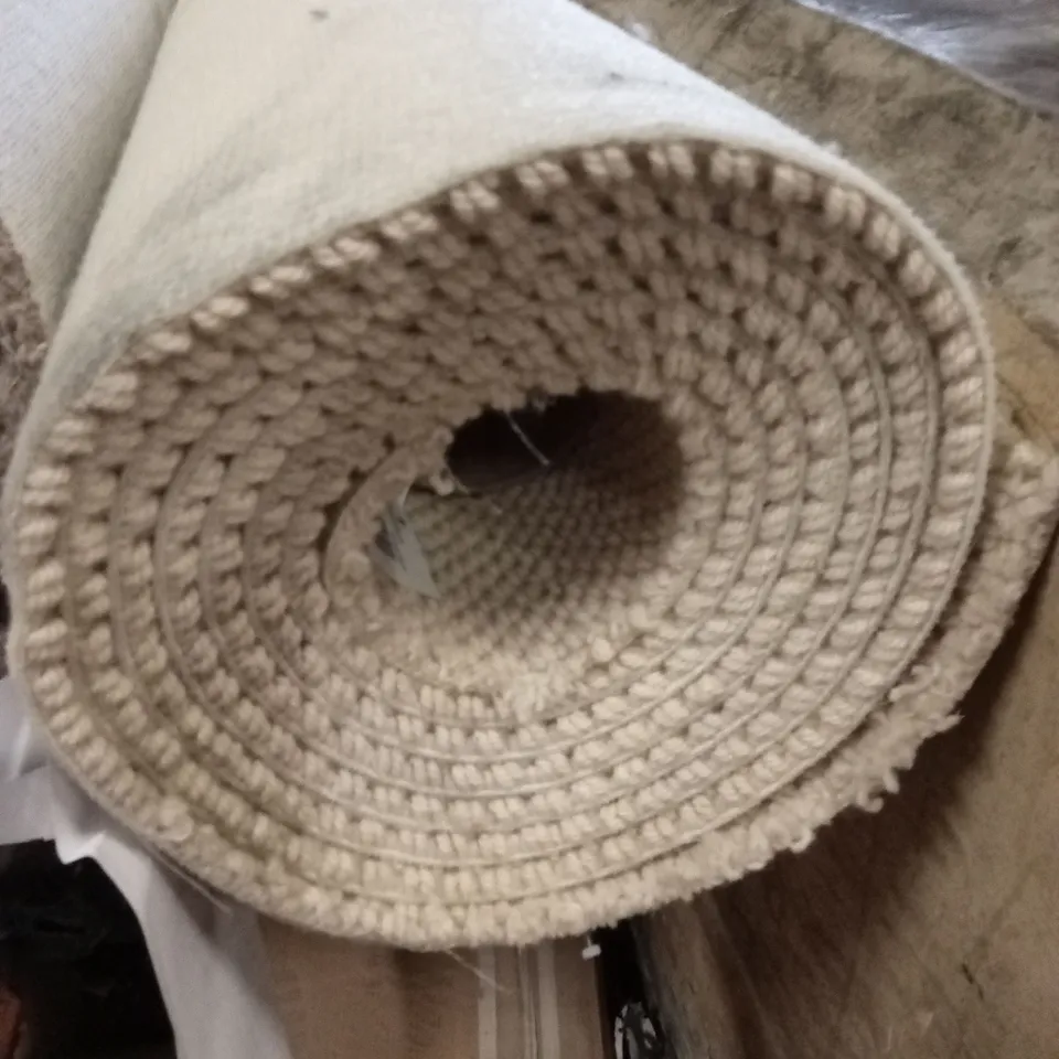 ROLL OF QUALITY FOUR SEASONS PEREGRINE CARPET // APPROX SIZE: 5 X 5.22m