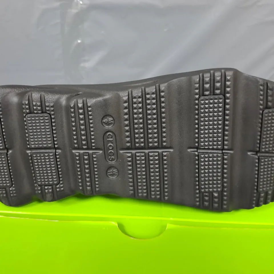 BOXED PAIR OF CROCS ECHO SURGE TRAINERS IN BACK - M9/W11