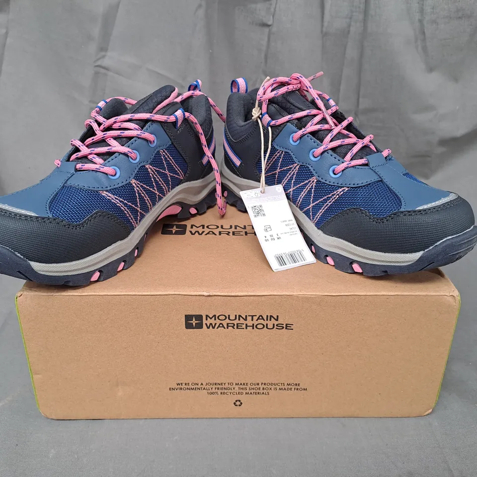 BOXED PAIR OF MOUNTAIN WAREHOUSE STAMPEDE KIDS WATERPROOF WALKING SHOES IN BLACK/BLUE/PINK UK SIZE 3