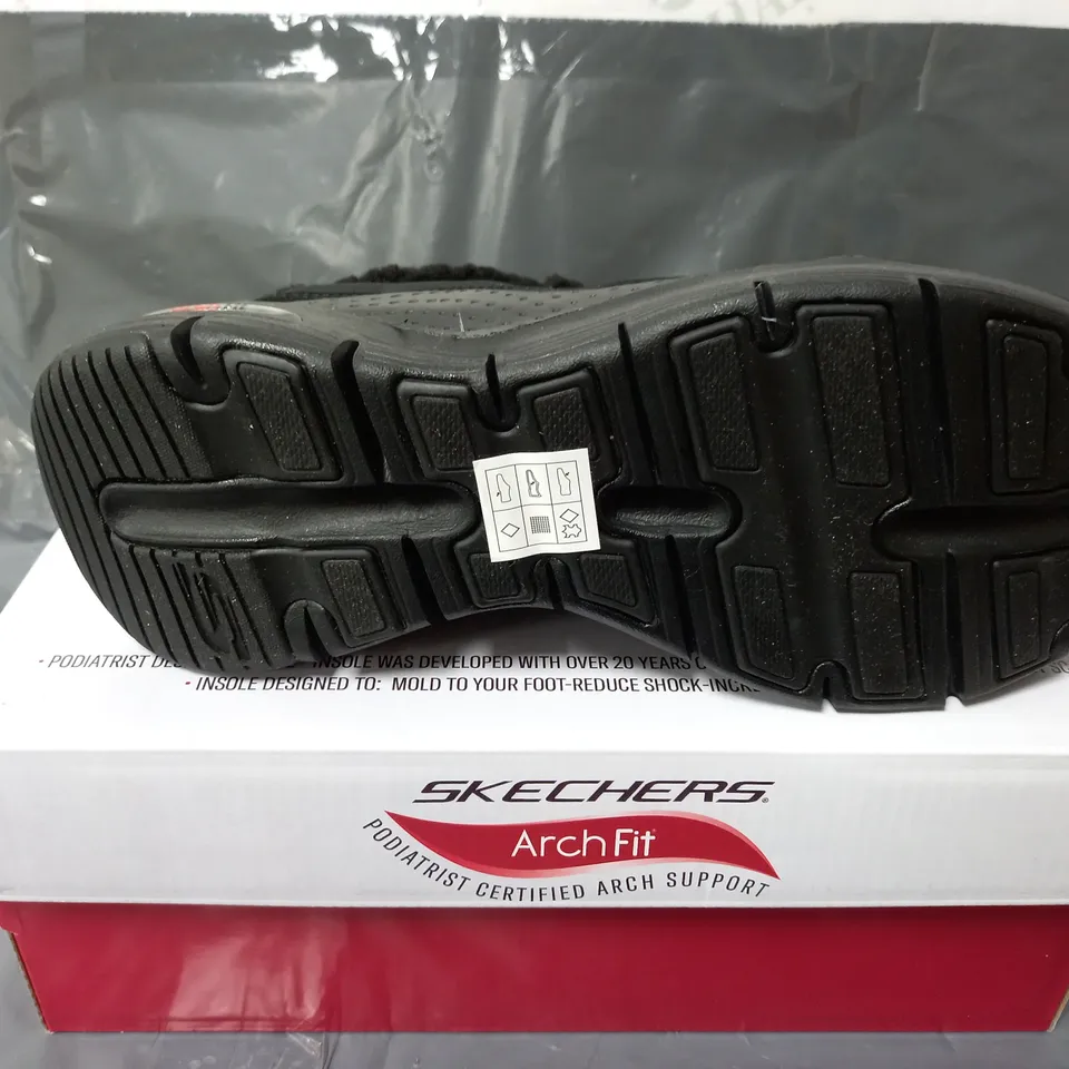 BOXED SKECHERS ARCHFIT BLACK SLIP ON SOFT SHOES - SIZE 6