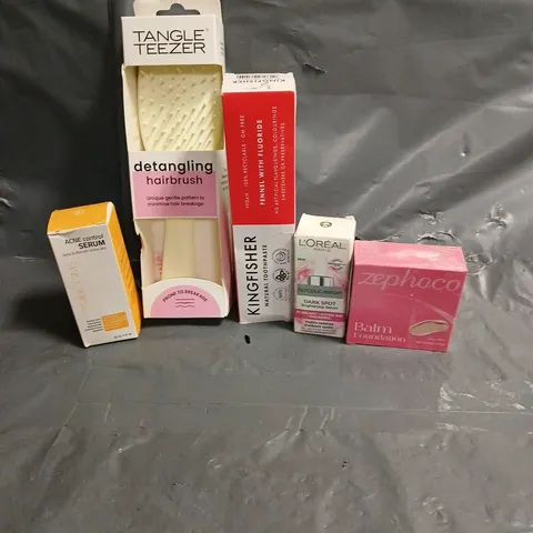 APPROXIMATELY 20 HEALTH AND BEAUTY PRODUCTS TO INCLUDE L'OREAL DARK SPOT SERUM, DETANGLING BRUSH AND KINGFISHER TOOTHPASTE