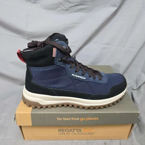 BOXED PAIR OF REGATTA MAYFIELD BOOTS IN NAVY/BLACK - UK 7