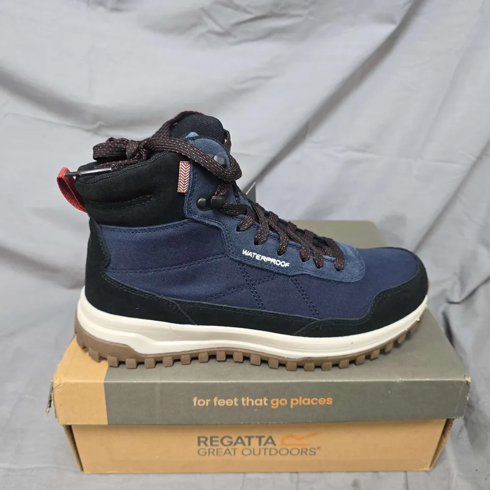 BOXED PAIR OF REGATTA MAYFIELD BOOTS IN NAVY/BLACK - UK 7