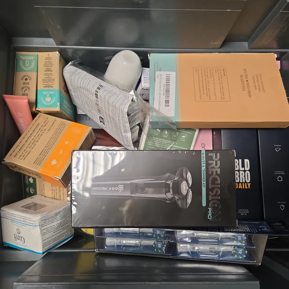 APPROXIMATELY 15 ASSORTED HEALTH & BEAUTY PRODUCTS TO INCLUDE PRECISION PRO SHAVER, BLD BRO DAILY MATTIFYING MOISTURIZER, ORAL B HEADS, ETC  