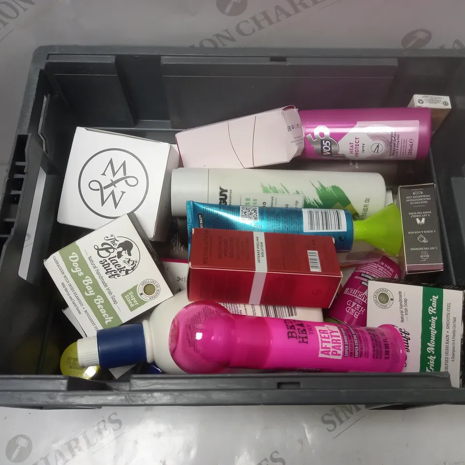 APROXIMATLEY 20 COSMETICS ITEMS TO INCLUDE MERWAVE DEEP CONDITIONING HAIR MASK (300ml), AVEENO SKIN RELIEF MOISTURISING LOTION (500ml), VO5 HEAT PROTECT SPRAY (200ml), ETC