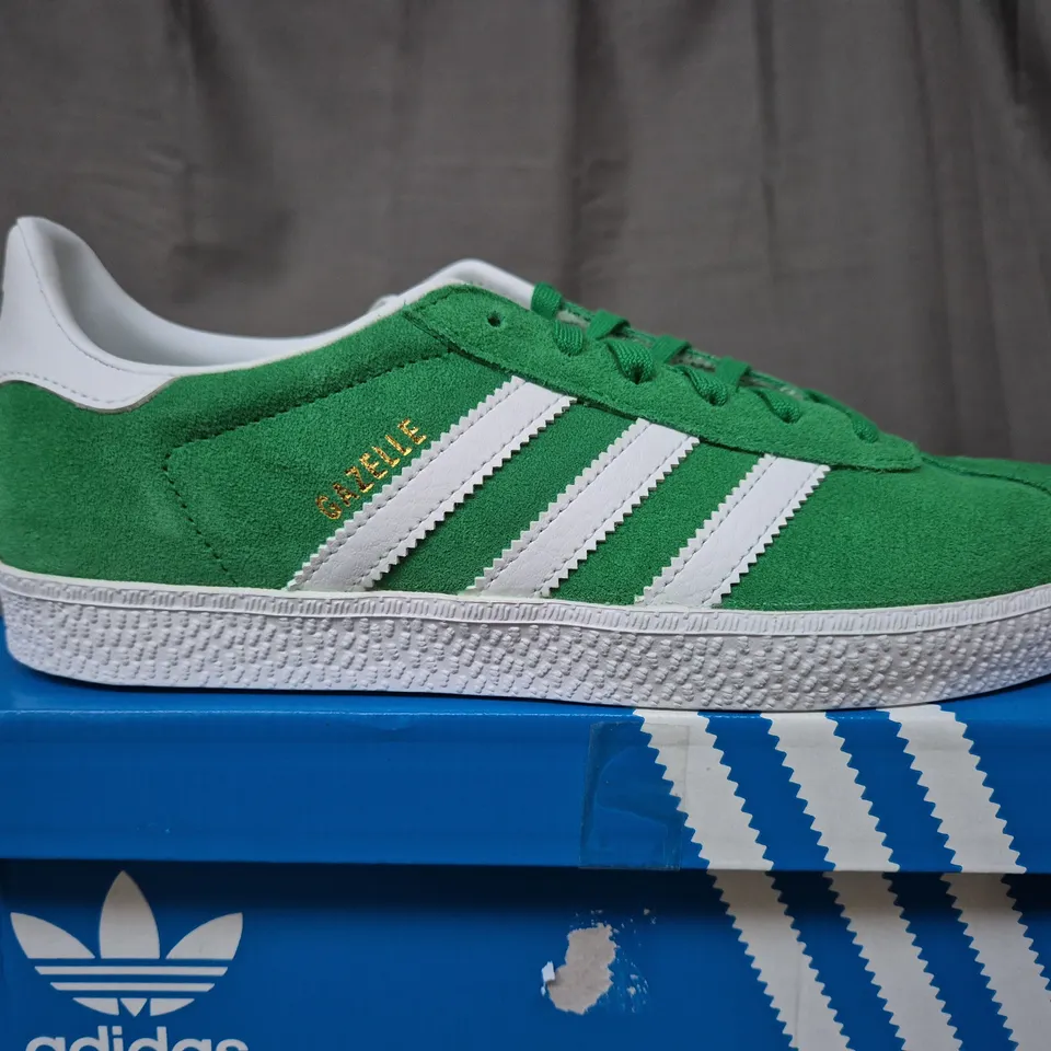 BOXED ADIDAS GAZELLE JR TRAINERS IN GREEN - JUNIOR UK 5