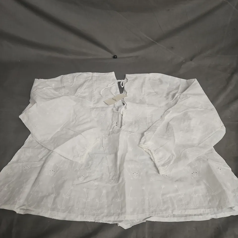 HOLLISTER EYELET-EMBROIDERED BLOUSE WITH TIE-FRONT - WHITE, SIZE L