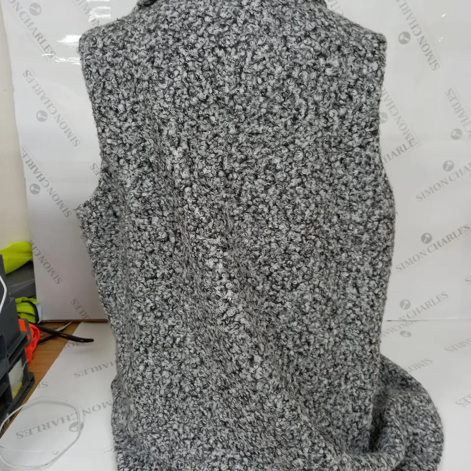 KLASS BUTTONED SLEEVELESS JACKET IN WHITE/BLACK - LARGE