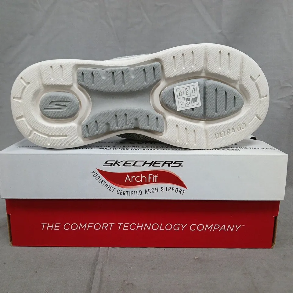 BOXED PAIR OF SKECHERS GO WALK ARCH FIT SANDALS IN GREY SIZE 7