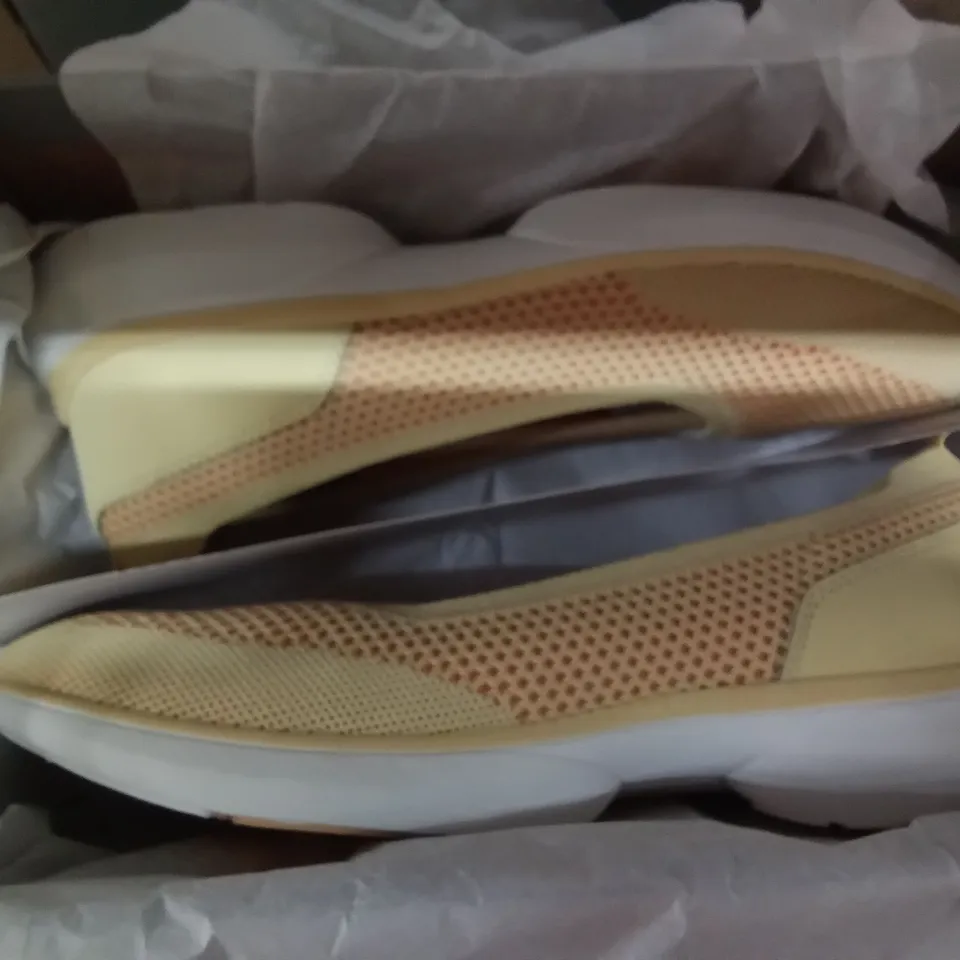BOX CONTAINING 3 PAIRS OF VIONIC KALLIE BALRNA SUN SIZE 9