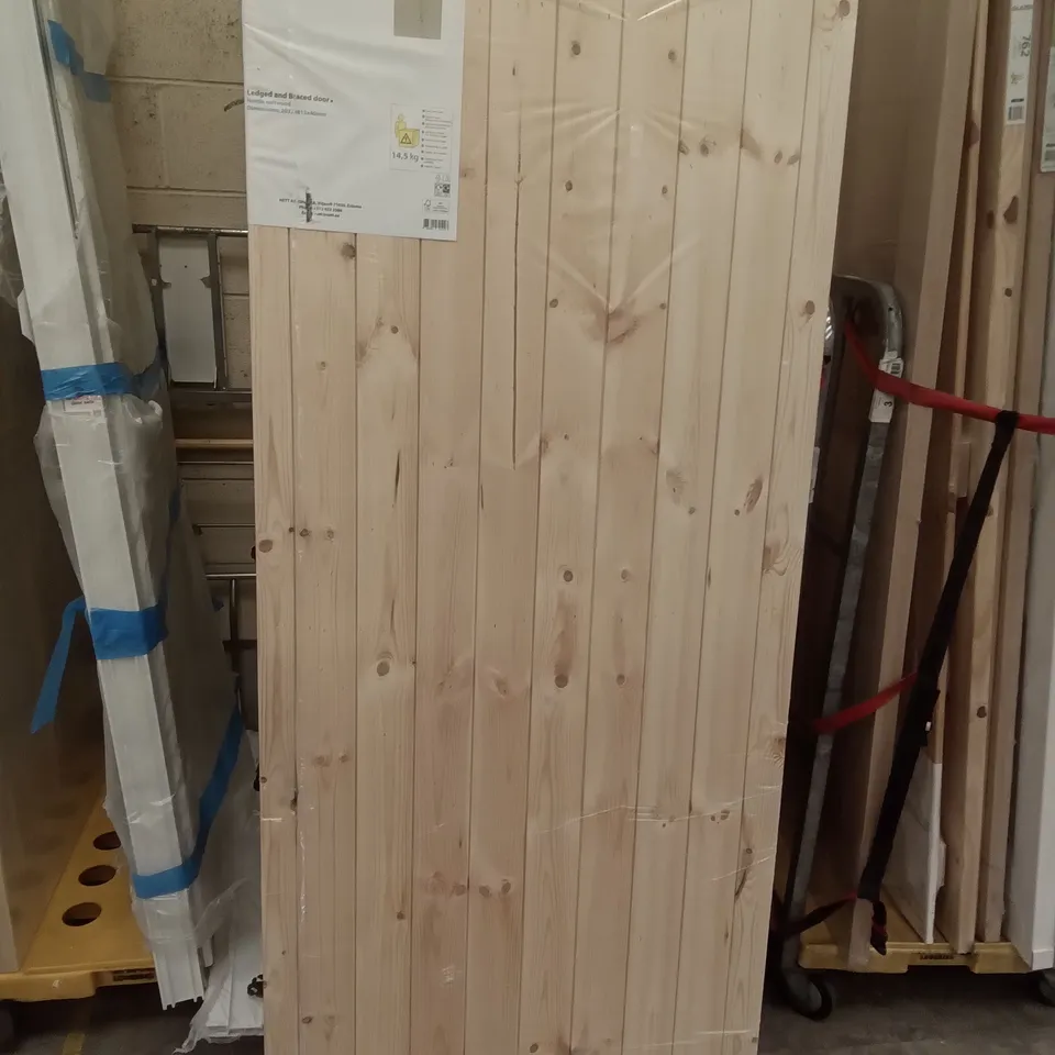 NORDIC SOFTWOOD LEDGED AND BRACED DOOR 2032×813×40MM