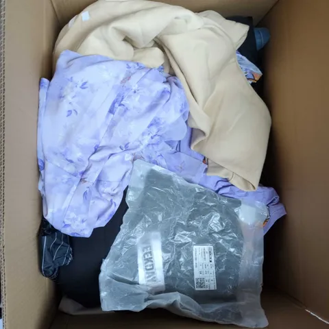 ASSORTED BOX OF APPROXIMATLEY 20 ITEMS WITH VARYING SIZES /GENDER 