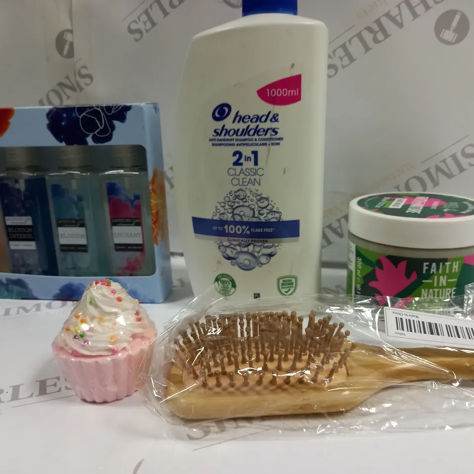 BOX OF APPROXIMATELY 20 ASSORTED COSMETICS TO INCLUDE 1000ML HEAD AND SHOULDERS, HAIRBRUSH, BODY MIST SET ETC