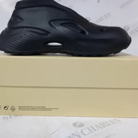 BOXED PAIR OF AXEL ARIGATO SLIP-ON SHOES IN BLACK EU SIZE 45