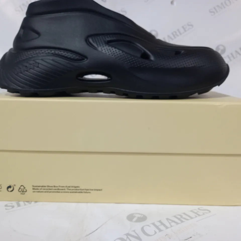 BOXED PAIR OF AXEL ARIGATO SLIP-ON SHOES IN BLACK EU SIZE 45