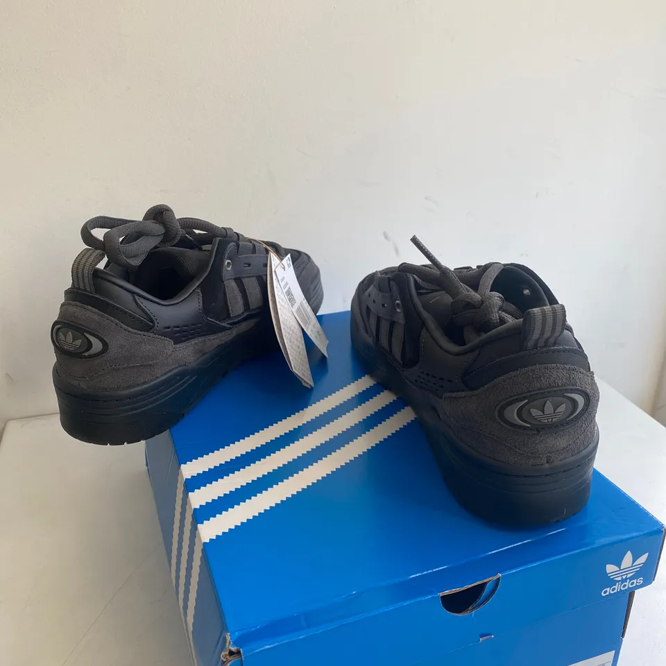 BOXED PAIR OF ADIDAS ORIGINALS ADI2000 BLACKSHOES SIZE 8.5