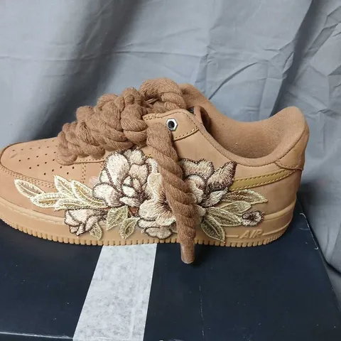 NIKE AIR FORCE 1 '07 LV8 SNEAKERS β TAN NUBUCK WITH FLORAL EMBROIDERY