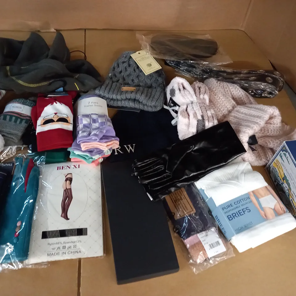 LOT OF ASSORTED CLOTHING ACCESSORIES 