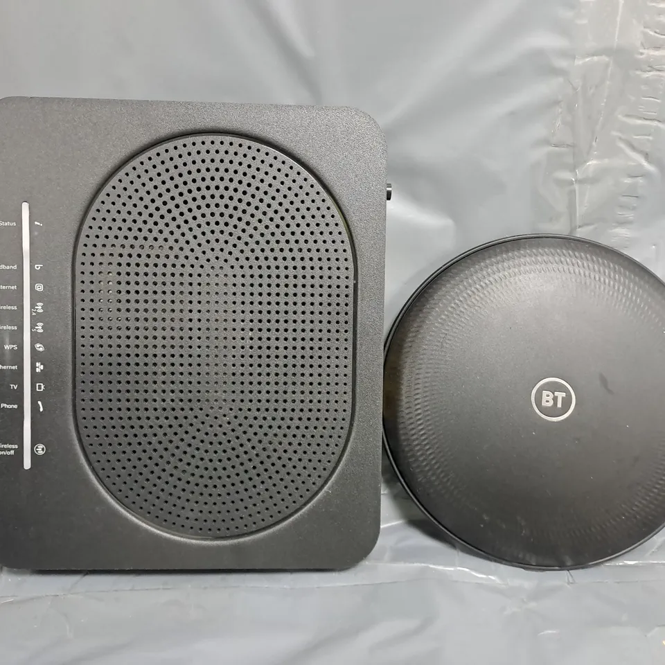 APPROXIMATELY 10 ASSORTED ELECTRICAL ITEMS TO INCLUDE VARIOUS CABLES, WI-FI ROUTERS, ETC