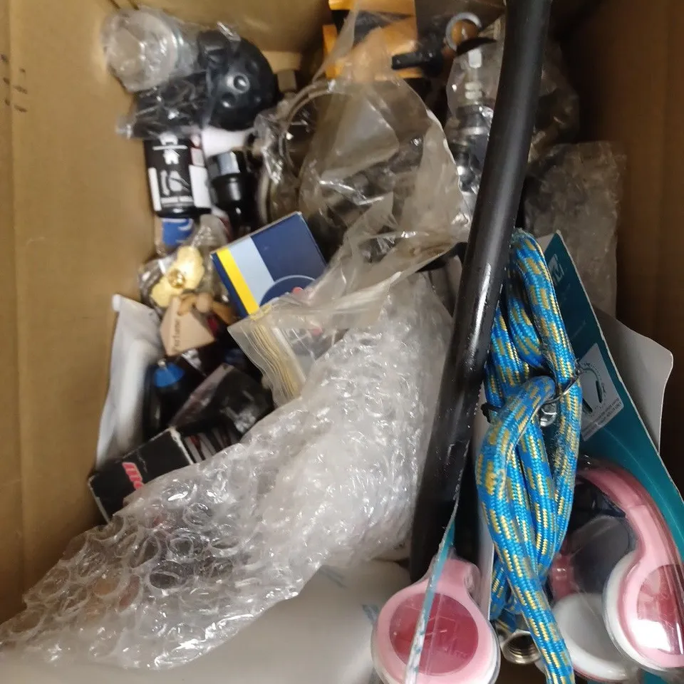 BOX OF APPROXIMATELY 20 ASSORTED VEHICULAR PRODUCTS TO INCLUDE BICYCLE INNER TUBE, COMBINATION LOCK, TOUCH UP PAINT ETC 