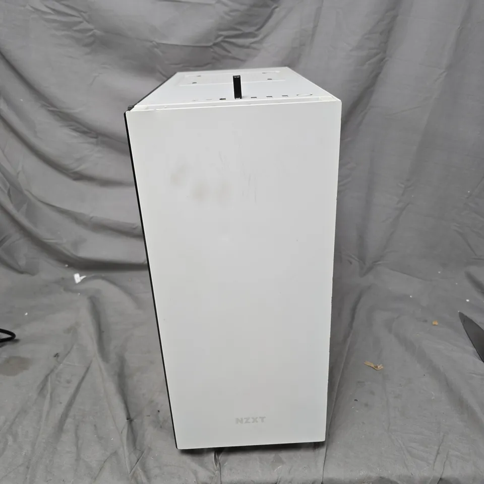 NZXT WHITE MID-TOWER PC CASE WITH GLASS SIDE PANEL