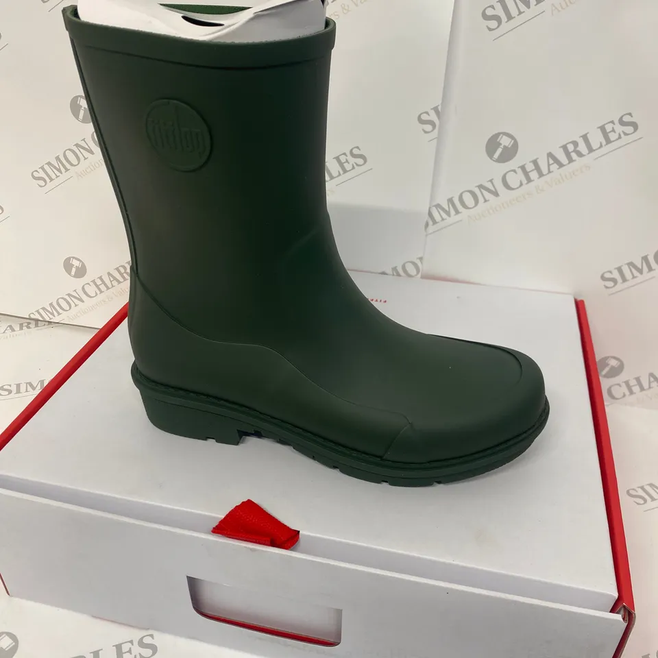 BOXED PAIR OF FITFLOP WELLIES SIZE 5