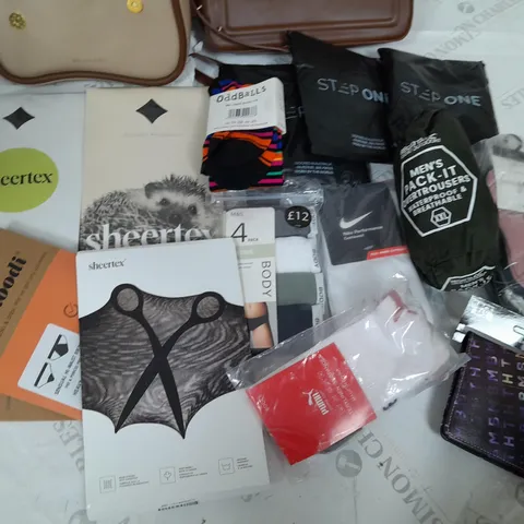 LOT OF APPROXIMATELY 18 ASSORTED CLOTHING ACCESSORIES TO INCLUDE SOCKS, BOXERS AND BAGS