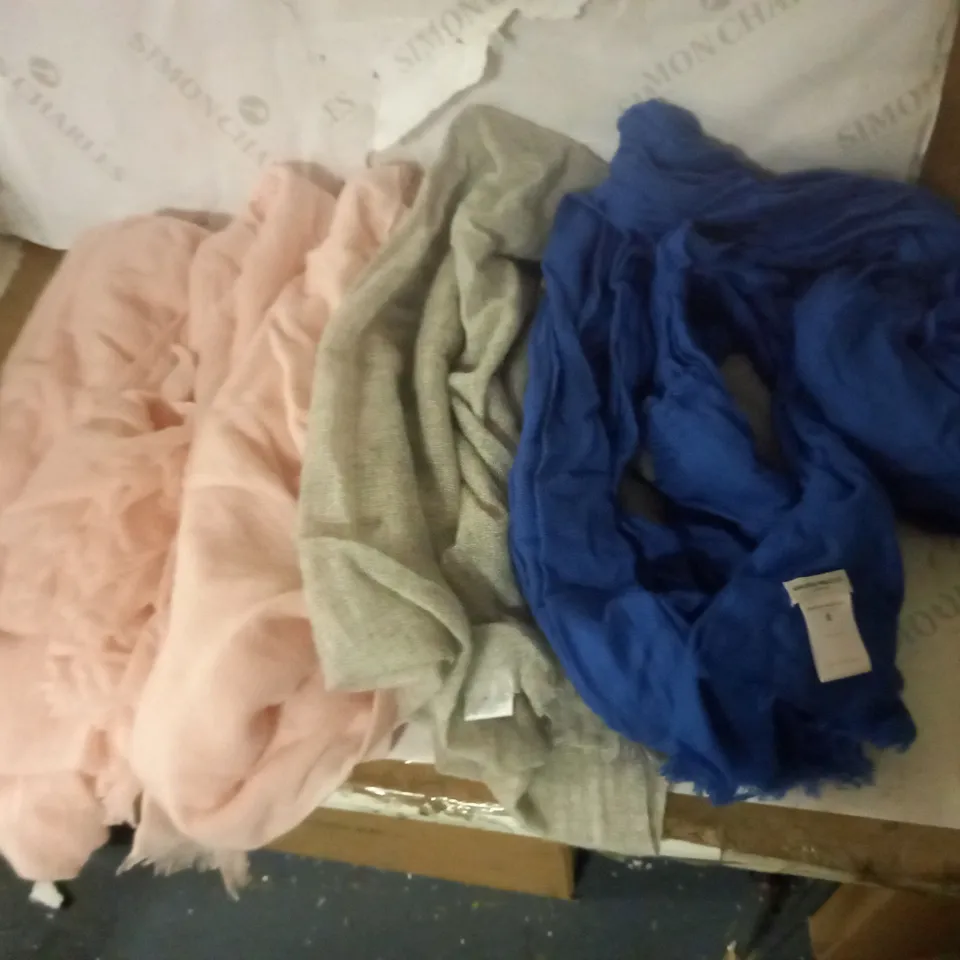 LOT OF 6 AMANDA WAKELY CASHMERE SCARVES IN VARIOUS COLOURS