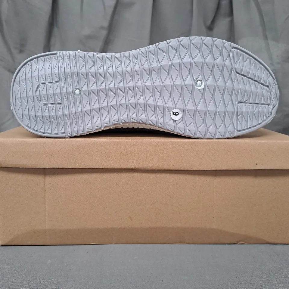 BOXED PAIR OF BXT YOGO FOAM CASUALS KNIT SHOES IN GREY SIZE 9